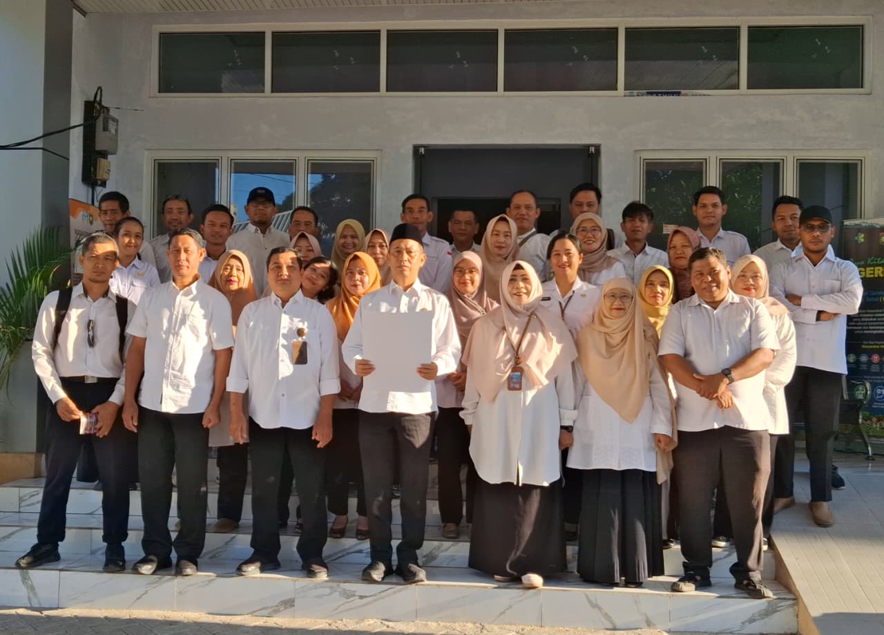 KEPALA DINAS P2KBP3A KABUPATEN SUMBAWA PIMPIN PEMBACAAN MAKLUMAT PELAYANAN